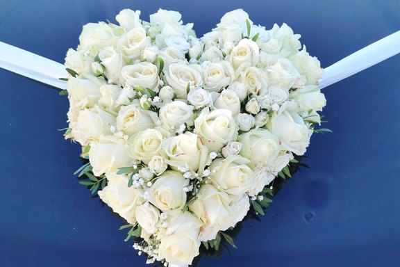 Blumen für Hochzeits-Auto, Gäste …